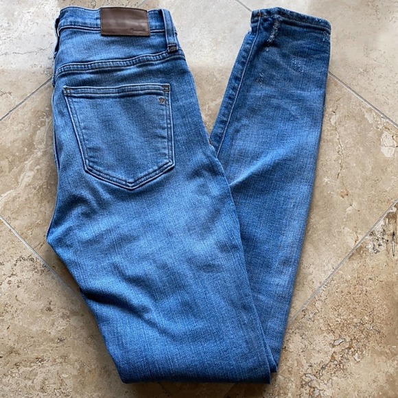 9" High-Rise Skinny Jeans: Destructed-Hem Edition Size: 25 - Picture 7 of 8